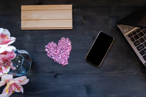 konsept uzak çalışma dizüstü bilgisayar ve telefon, çiçekler ve kalp, yazıtlar için boş alan, model