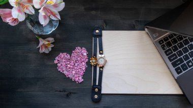 Sevgililer Günü çiçekleri, kalp, saatler ve dizüstü bilgisayar. Metnin için makas oluştur ve yerleştir