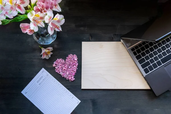 Sevgililer Günü çiçekleri, kalp boncukları ve laptop. Metnin için makas oluştur ve yerleştir