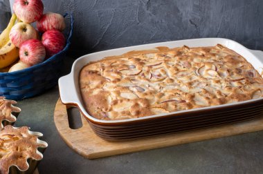 Koyu arkaplanda bir tabakta kırsal elmalar. Elmalı turta pişiriyorum. konsept-güz hasat Elma yemekleri, turtalar