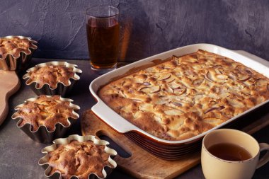 Lezzetli elmalı turta. konsept-güz hasat Elma yemekleri, turtalar, sağlıklı yiyecekler, gıda konsepti.