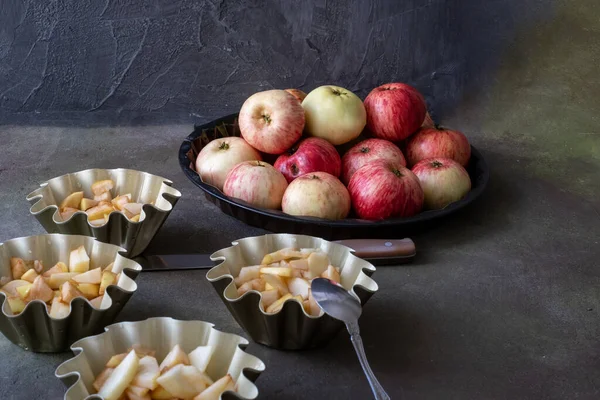 Processo Cozinhar Torta Maçã Charlotte Pequenas Panelas Torta Maçãs Frescas — Fotografia de Stock