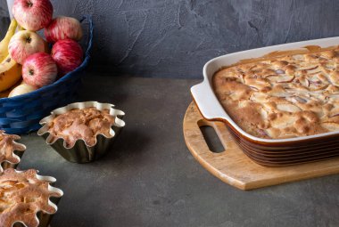 Koyu arkaplanda bir tabakta kırsal elmalar. Elmalı turta pişiriyorum. konsept-güz hasat Elma yemekleri, turtalar