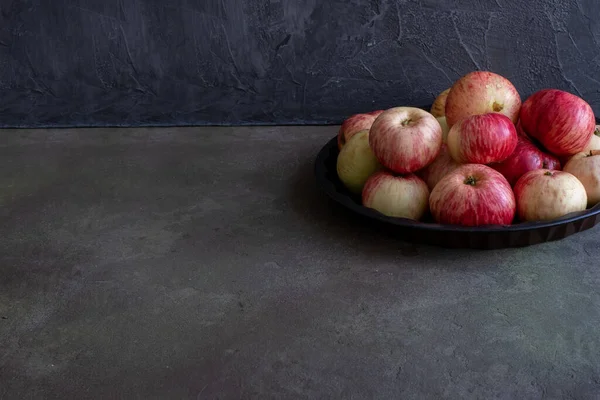 Haufen Roter Frischer Vollreifer Äpfel Voller Vitamine Liegen Auf Einem — Stockfoto