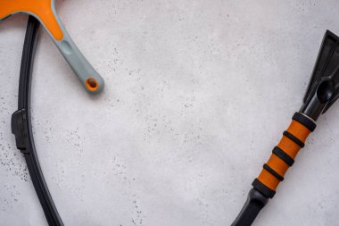 Cam silecekli bir arabanın ön camını elle temizliyorum. Arabanın ön camını yıkıyorum..