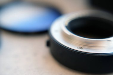 Yansıtıcı metalik mercek uzatma tüpünün bir kısmının yakın çekim makro fotoğrafı. Profesyonel fotoğrafçı için ekipmanlı kompozisyon