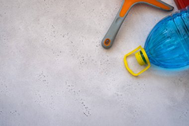 Cam silecekli bir arabanın ön camını elle temizliyorum. Silecek bıçakları, silikon ve sert silikon, cam yıkama sıvısı, kardan temizlik. Camları yıkama, cam sileceği otomobil camı konsepti