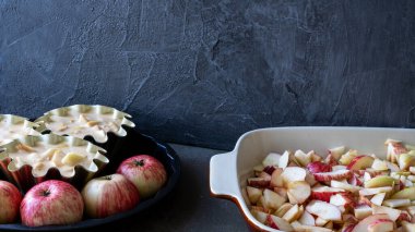 Koyu arkaplanda bir tabakta kırsal elmalar. Elmalı turta pişiriyorum. konsept-güz hasat Elma yemekleri, turtalar