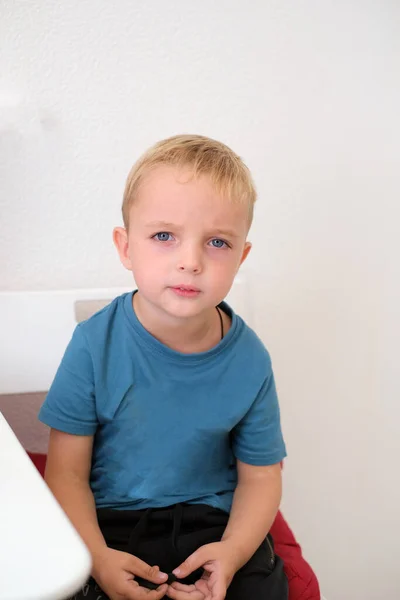 Портрет Ребенка Белого Мальчика Сидящего Кресле Маленький Четырехлетний Мальчик Светлыми — стоковое фото