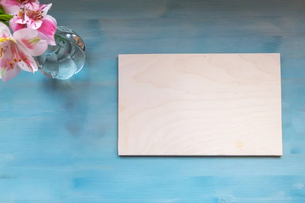 Maviyi çiçeklerle süsleyin. Ağaçların dalları ve Tiffany Blue 'nun temiz sayfaları. Metnin için boşluk olan üst görünüm .
