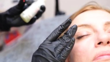 Kaş spreyleme işleminin videosu. Pudra tekniğindeki video, nano kalıcı makyaj. Kadın güzelliği ve kaş bakımı, piksele, kadife, donanım spreylemesine alternatif..