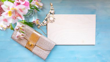 Çiçeklerle, boncuklarla, kadın debriyajıyla, küçük bir yaz çantası. Kadınların Düz Yatağı. Metnin için boşluk olan üst görünüm .