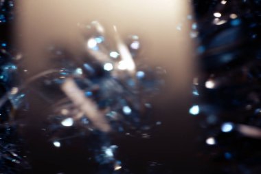 Siyah arka planda koyu mavi Bokeh parıltısı. Renk arkaplanının ışıkları. Farklı renkteki ışıkların yönünü değiştir. Soyut parlak mavi renkli bokeh.