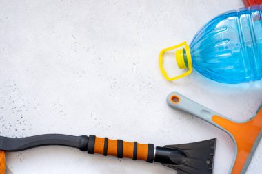 Cam silecekli bir arabanın ön camını elle temizliyorum. Silecek bıçakları, silikon ve sert silikon, cam yıkama sıvısı, kardan temizlik. Camları yıkama, cam sileceği otomobil camı konsepti