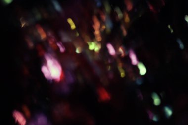 Siyah arka planda koyu kırmızı bokeh parıltısı. Renk arkaplanının ışıkları. Farklı renkteki ışıkların yönünü değiştir. Soyut parlak mavi renkli bokeh.