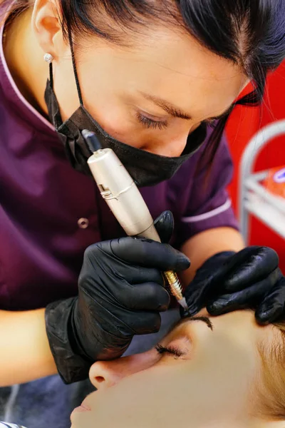 Kaş spreyleme işlemi pudra tekniğinde, nano kalıcı makyaj. Kadın güzelliği ve kaş bakımı, piksele, kadife, donanım spreylemesine alternatif..