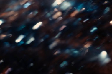 Siyah arka planda koyu mavi Bokeh parıltısı. Renk arkaplanının ışıkları. Farklı renkteki ışıkların yönünü değiştir. Soyut parlak mavi renkli bokeh.