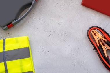 Teknik denetimden geçmek için sürücü kiti, acil dur işareti, ilk yardım çantası, yansıtıcı yelek, arabayı yakmak için kablolar. Otomobil aksesuarları, konsept araba, mesaj için yer. Düz yatıyordu.