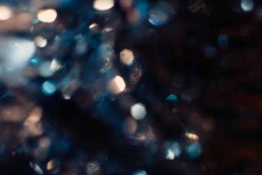 Siyah arka planda koyu mavi Bokeh parıltısı. Renk arkaplanının ışıkları. Farklı renkteki ışıkların yönünü değiştir. Soyut parlak mavi renkli bokeh.