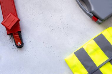 Araba için acil durum çantası. İlk yardım çantası, uyarı üçgeni, yansıtıcı yelek. Konsept otomobil, araba.