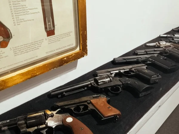 放在架子上的手枪 武器的家庭展览 集体储存 许多步枪 手榴弹 防毒面具 装置和其他军事装备 — 图库照片