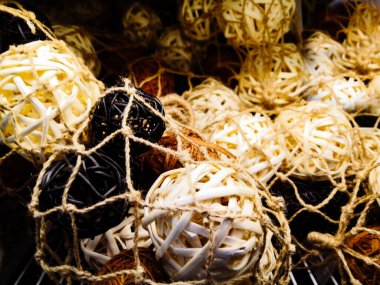 Çizgili, sıra sıra dizilmiş dekoratif toplar, iç sınır, ahşap kırsal arka plan görünümünde metin için yer