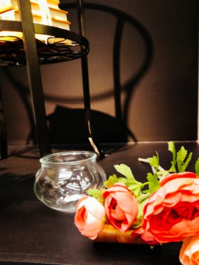 İç kısımdaki saksılarda ev bitkileri. Küçük masa ve dekoratif ev bitkileriyle aydınlık, yeni tarz oturma odası