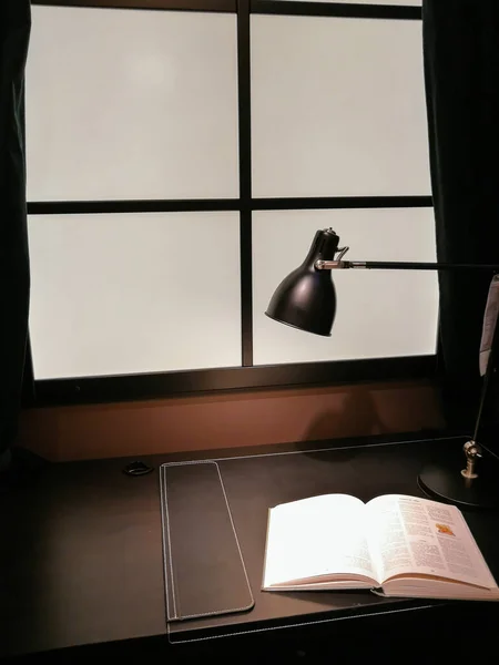 桌子边的工作场所 有一盏灯 客厅里桌子上的灯和笔记本 — 图库照片