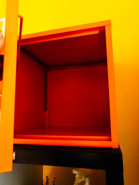 Öffnen Der Gelben Metallbox Stahlbehälter Oder Zubehör Für Ihr Design — Stockfoto