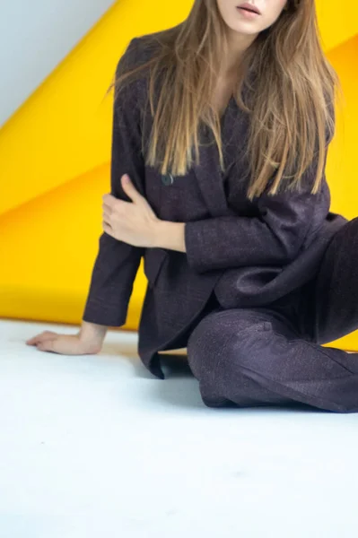 Ung Kvinna Lila Kostym Sitter Golvet Flickor Utan Ansikten Trend — Stockfoto