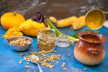 Kavanozda kabak çorbası, kızarmış ekmek dilimleri ve mor fesleğenle süslenmiş kabak tohumları.