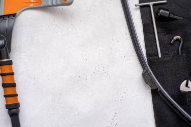 Ayarlanabilir anahtarlar, altıgen ve silecek bıçağı otomatik ekipmanlar. Açık gri zemin üzerinde İngiliz anahtarı çeliği tamir ve altıgen aracı veya İngiliz anahtarı seti.