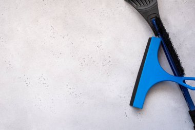 Silecek bıçağı ve cam kazıyıcı. Beyaz arkaplanda Cam Kazıma Aracı veya Duş, Pencere ve Araba Camları için Squeegee