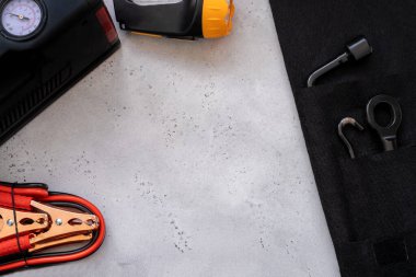 Ayarlanabilir ve anahtar, altıgen, Jack cihazının metal kancası, kurşun ışık, buza dayanıklı yedek kablolar ve lastik pompalamak için kompresör..