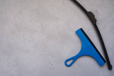 Silecek bıçağı ve cam kazıyıcı. Beyaz arkaplanda Cam Kazıma Aracı veya Duş, Pencere ve Araba Camları için Squeegee