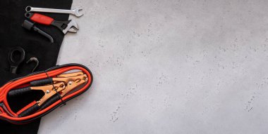 Ayarlanabilir anahtarlar, altıgen ve yedek kablolar kabloları başlatır. Bireysel hücrelerde bulunan metal otomobil aletleri. konsept arabalar için farklı aksesuarlar ve metin için boş alan