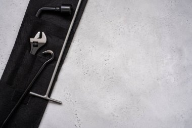 Ayarlanabilir ve anahtarlı, altıgen otomatik ekipman. Açık gri zemin üzerinde İngiliz anahtarı çeliği tamir ve altıgen aracı veya İngiliz anahtarı seti.