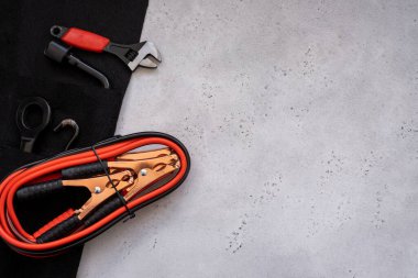Ayarlanabilir anahtarlar, altıgen ve yedek kablolar kabloları başlatır. Bireysel hücrelerde bulunan metal otomobil aletleri. konsept arabalar için farklı aksesuarlar ve metin için boş alan