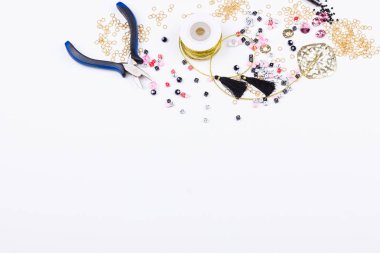 Boncuk, kristaller, metal bulgular