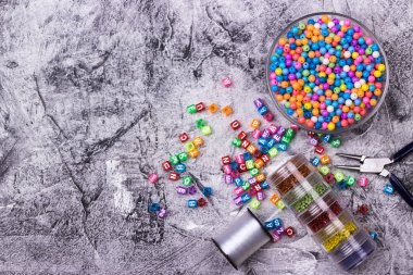 Gri arka plan üzerinde renkli boncuk