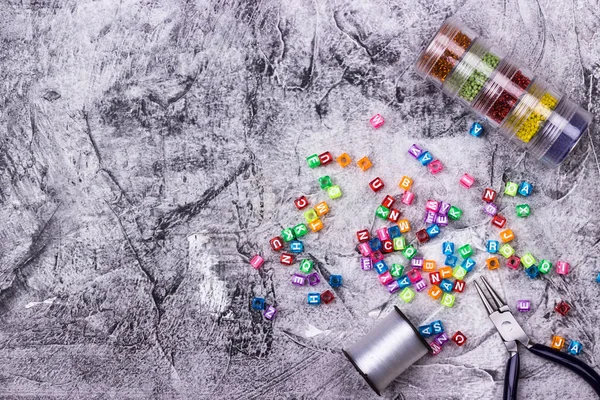 Perles de lettre pour la fabrication de bijoux — Photo