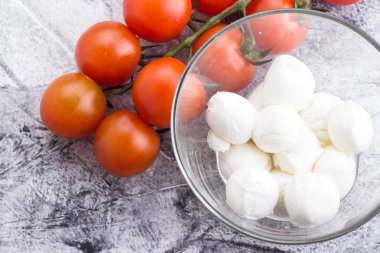 mozzarella ve domates