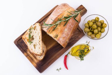 Zeytin ciabatta kesme tahtası üzerinde