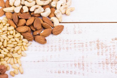 Fındık karışımı ahşap arka plan üzerinde
