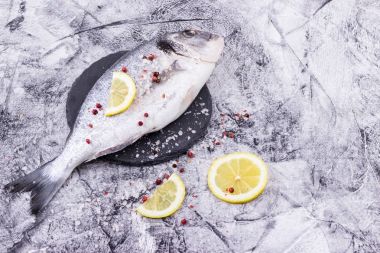 Dorado balığı limon