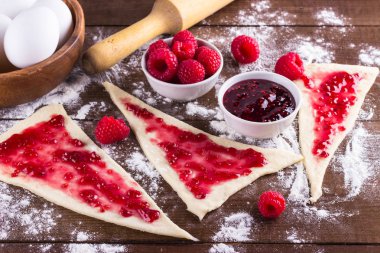 Ahududu reçeli ile hamur üçgen