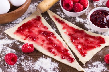 Ahududu reçeli closeup ile hamur doğranmış üçgenler