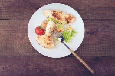 Beyaz plaka üzerinde ızgara hindi göğsü