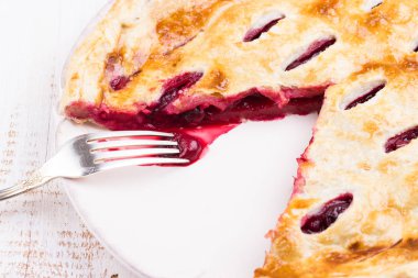 Ev yapımı kirazlı turta bir bölümünü
