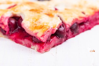 vişneli pasta dilimi